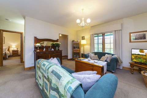 Country Pleasures B&B - Schoolies Week Accommodation 2