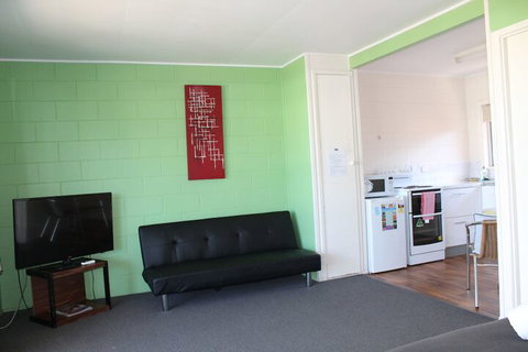 Colonial Court Beachfront Motel And Holiday Stay - Schoolies Week Accommodation 3