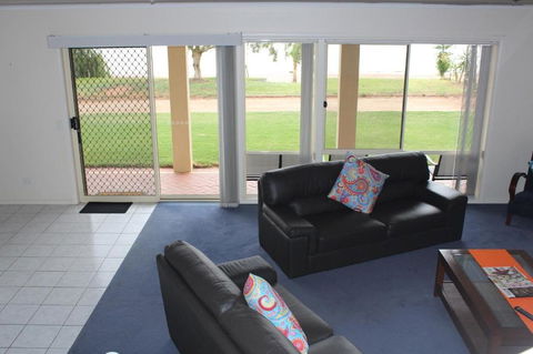 Lake Boga Waterfront Holiday House - Schoolies Week Accommodation 5