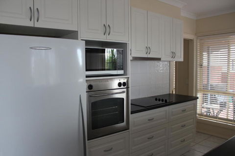 Lake Boga Waterfront Holiday House - Schoolies Week Accommodation 4