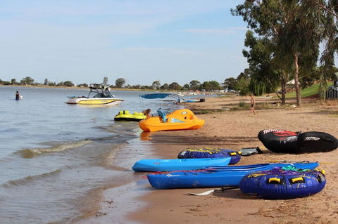 Lake Boga Waterfront Holiday House - Schoolies Week Accommodation 3