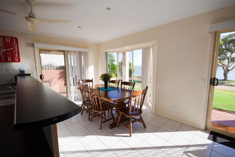 Lake Boga Waterfront Holiday House - Schoolies Week Accommodation 1