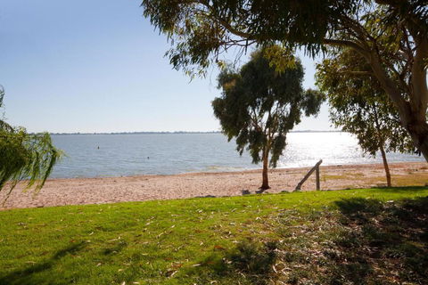 Lake Boga Waterfront Holiday House - Schoolies Week Accommodation 6