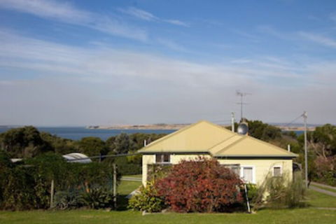 Lady Barron Holiday Home - Schoolies Week Accommodation 0