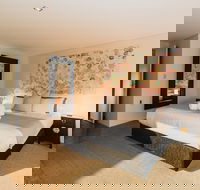 The Roozen Residence - Schoolies Week Accommodation
