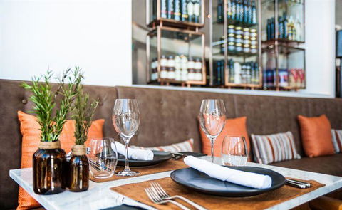 Q Dining - Schoolies Week Accommodation 6