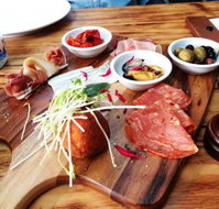 Cattinalla's Caffe  Wine Bar - Schoolies Week Accommodation