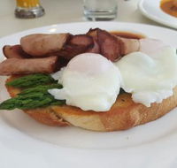 Hughzies Lakeside Brasserie - Schoolies Week Accommodation