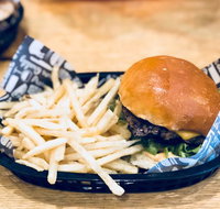 Oscy's Burgers - Schoolies Week Accommodation