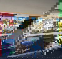 Pipi's Seafood - Schoolies Week Accommodation