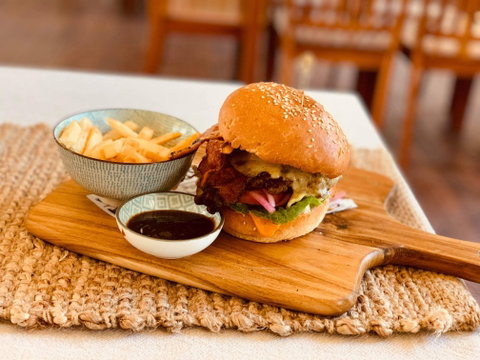 Green Ivy Cafe - Schoolies Week Accommodation 0