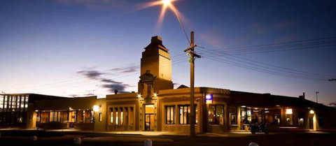 The Central Hotel Bistro - Schoolies Week Accommodation 0