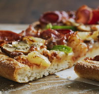 Domino's - Viewbank - Schoolies Week Accommodation