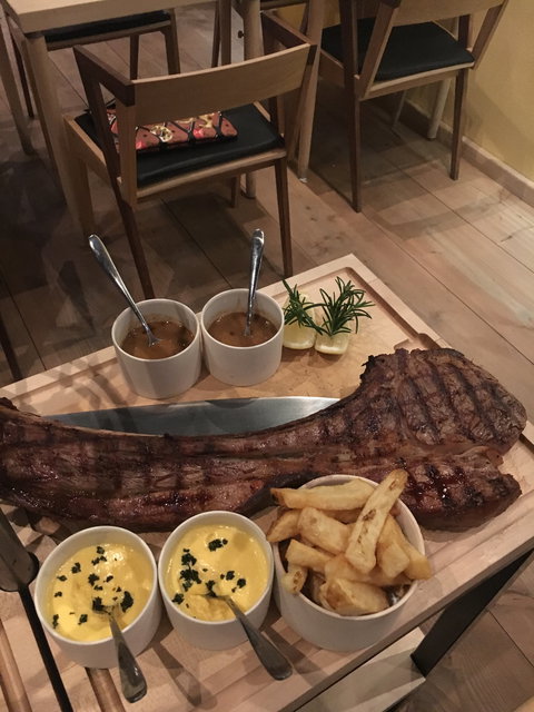 A Hereford Beefstouw - Schoolies Week Accommodation 2