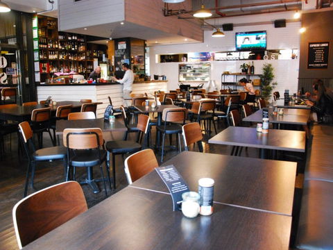Queen Street Rescue - Schoolies Week Accommodation 0