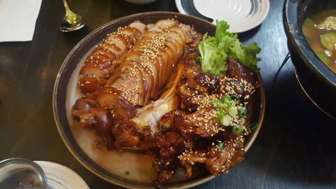 Shinara Grill & Lounge - Schoolies Week Accommodation 0