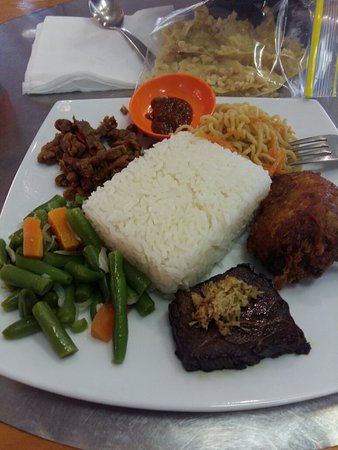 Ayuriz Cafe - Schoolies Week Accommodation 0