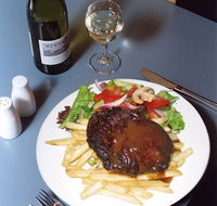 Bridge Hotel Bistro - Schoolies Week Accommodation