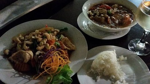 Tasty Thai - Schoolies Week Accommodation 0