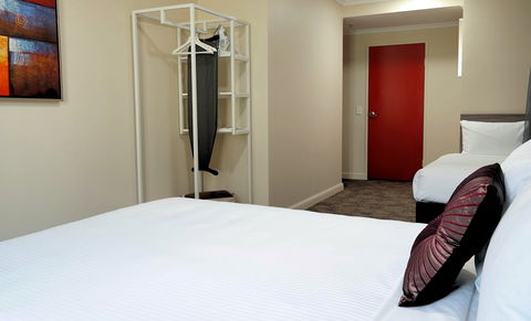 28 Hotel - Schoolies Week Accommodation 0