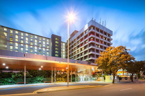 H on Smith Hotel - Schoolies Week Accommodation 0