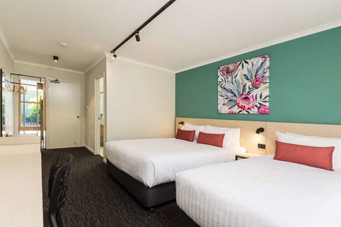 NIghtcap at Balaclava Hotel - Schoolies Week Accommodation 2