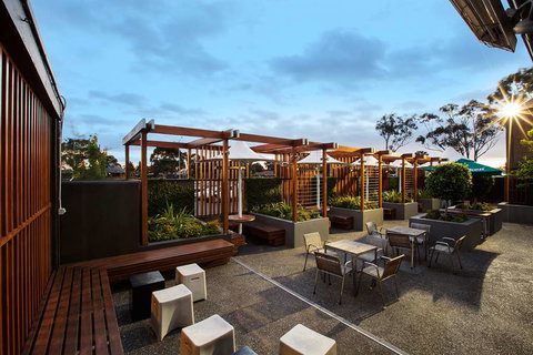 Nightcap at Keysborough Hotel - Schoolies Week Accommodation 9
