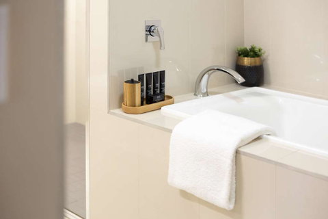 H on Smith Hotel - Schoolies Week Accommodation 3