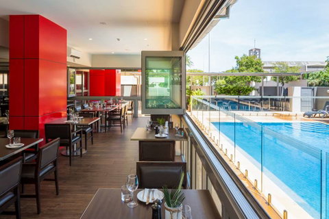 H on Smith Hotel - Schoolies Week Accommodation 12