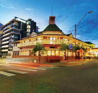 Oaks Grand Gladstone