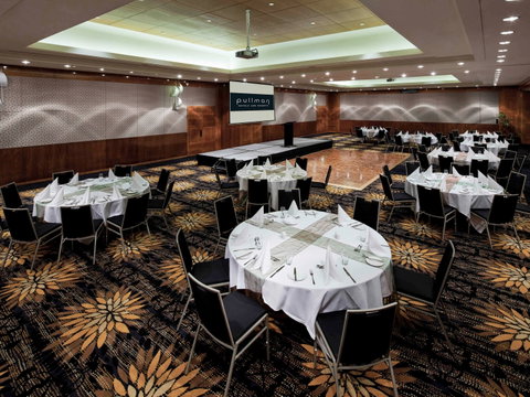 Pullman Reef Hotel Casino - Schoolies Week Accommodation 9