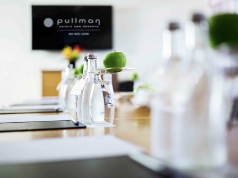 Pullman Reef Hotel Casino - Schoolies Week Accommodation 11
