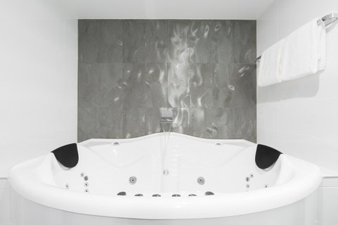 Avenue Hotel Canberra - Schoolies Week Accommodation 19