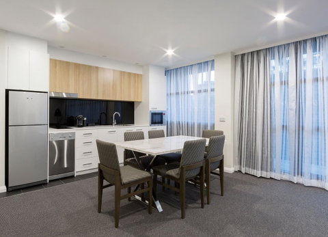 Avenue Hotel Canberra - Schoolies Week Accommodation 9