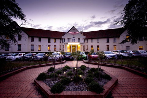 Mercure Canberra - Schoolies Week Accommodation 23