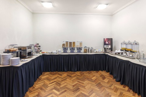 Garden City Hotel, Best Western Signature Collection - Schoolies Week Accommodation 24