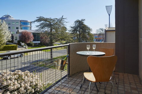 Manuka Park Serviced Apartments - Schoolies Week Accommodation 24