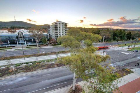 IQ Smart Apartments 704 Braddon ACT - Schoolies Week Accommodation 6