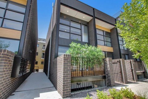 Accommodate Canberra - Parbery - Schoolies Week Accommodation 4