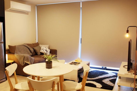Stylish, Modern, Cute As A Button - Braddon CBD - Schoolies Week Accommodation 10