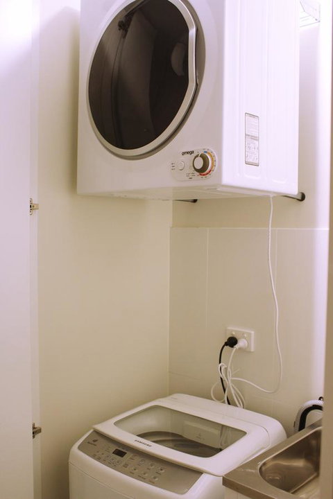 Stylish, Modern, Cute As A Button - Braddon CBD - Schoolies Week Accommodation 7