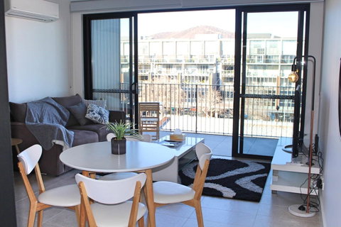 Stylish, Modern, Cute As A Button - Braddon CBD - Schoolies Week Accommodation 5