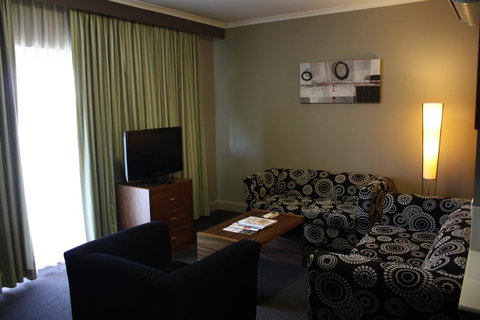 Quality Hotel Dickson - Schoolies Week Accommodation 21