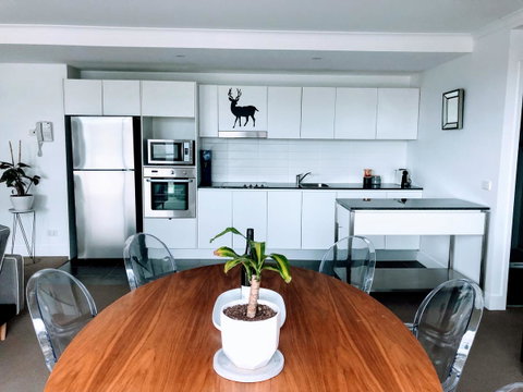 Staying Places - The Avenue - Schoolies Week Accommodation 7