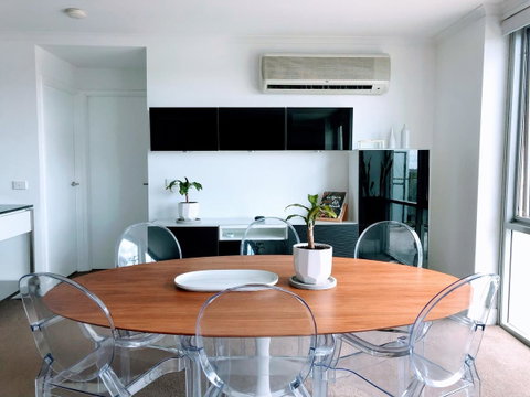 Staying Places - The Avenue - Schoolies Week Accommodation 0
