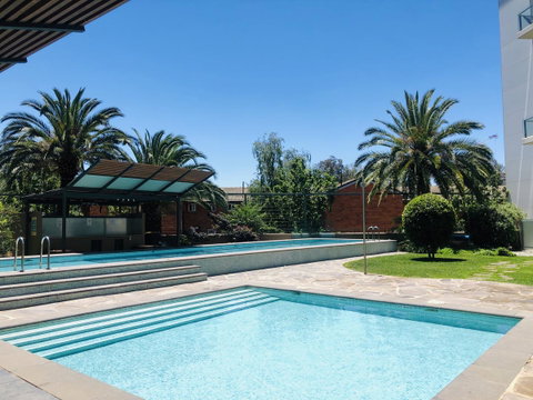 Staying Places - The Avenue - Schoolies Week Accommodation 1