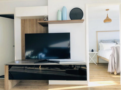 Staying Places - The Avenue - Schoolies Week Accommodation 9