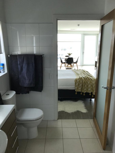 Ocean View Luxury Apartment & Suite - Schoolies Week Accommodation 18