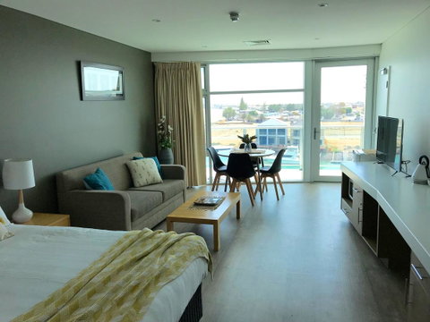 Ocean View Luxury Apartment & Suite - Schoolies Week Accommodation 24