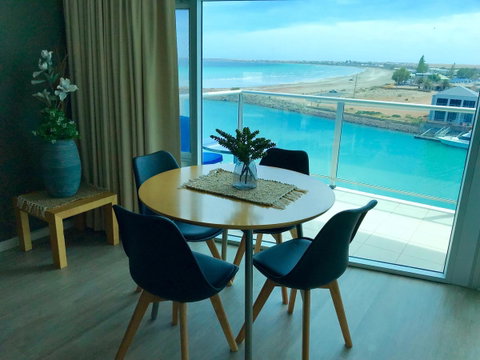 Ocean View Luxury Apartment & Suite - Schoolies Week Accommodation 21